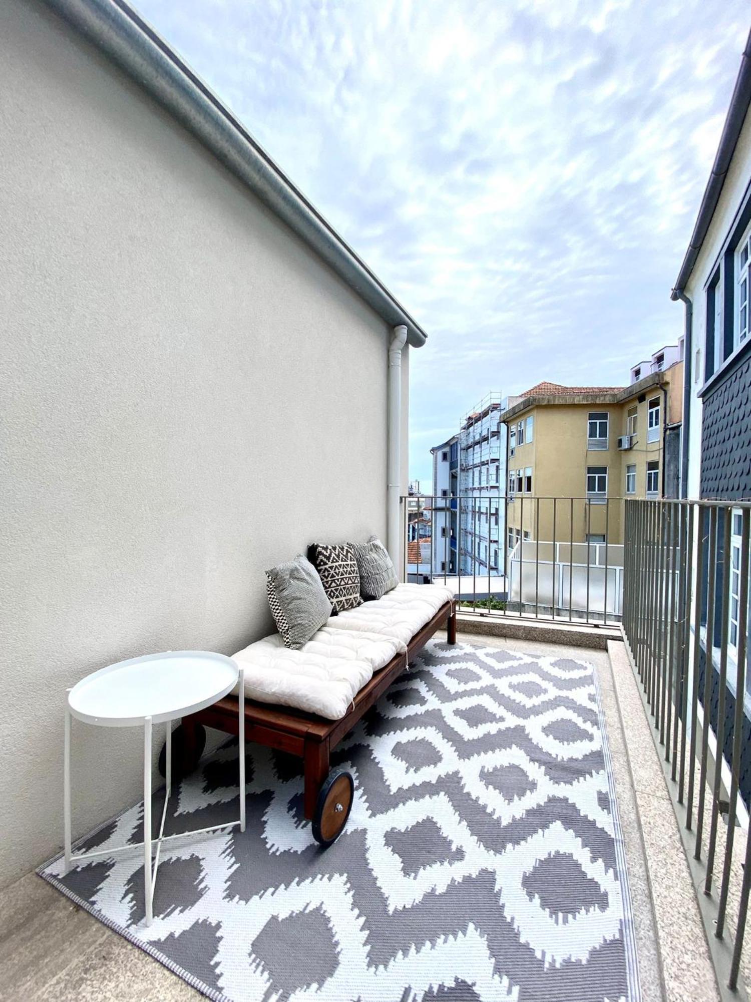 Sky Is The Limit With Ac And Balcony Oporto